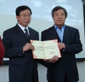马呈元教授代表公司向赵国材教授颁发了聘书